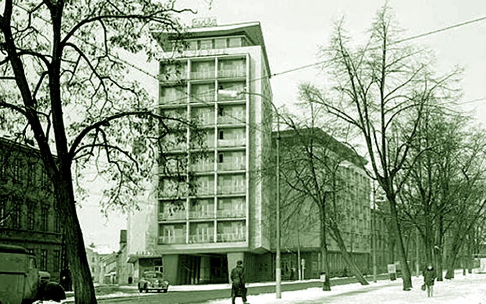 Kavárna Perla a kino Vesmír. Budějovický Koldům byl v 60. letech chloubou města