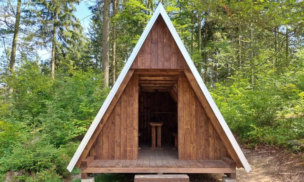 Lesy ČR dokončily 31 nových útulen pro bezpečný odpočinek turistů za téměř 7 milionů korun