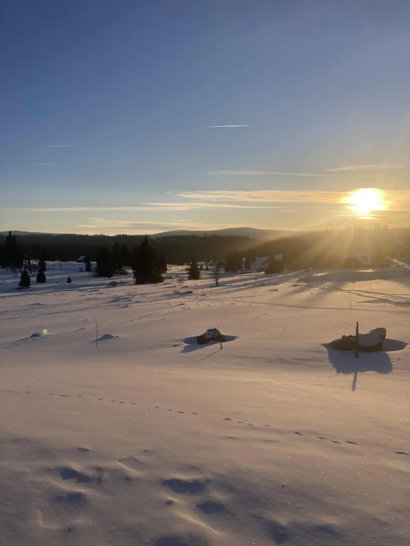 Šumava se probudila do mrazivého ráno. Na Březníku klesla teplota pod minus 20,2 stupně Celsia