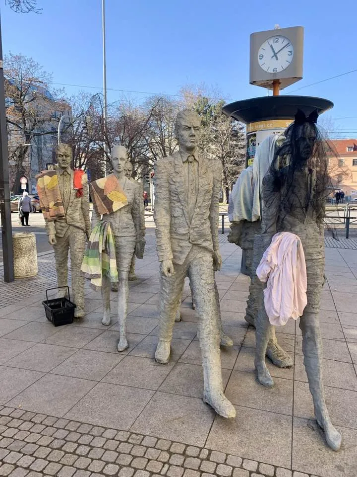 Neznámý muž oblékl sochy na Lannově třídě do extravagantních modelů. Konečně se na ně dá koukat, hodnotí lidé