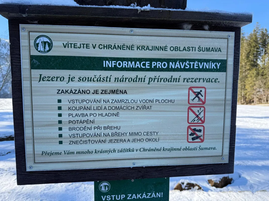 Návštěvníci Šumavy masivně vstupují na plochu zamrzlých jezer. Porušují tak zákon a riskují tučnou pokutu