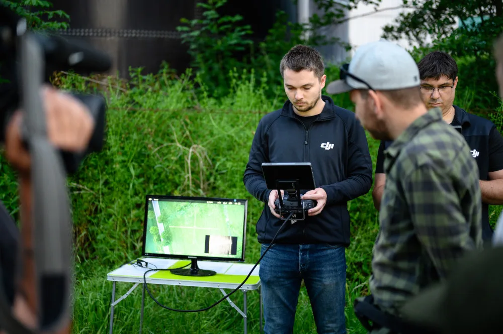 Při záchraně srnčat během senosečí pomáhají drony. Iniciativa hledá nové piloty