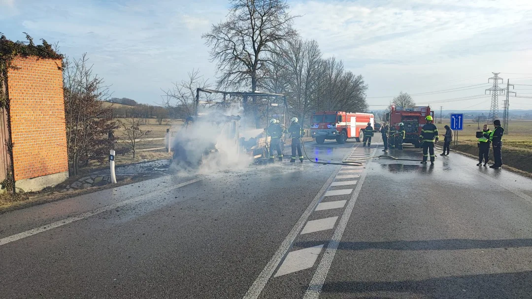 Silnici mezi Pískem a Protivínem zablokovala hořící dodávka