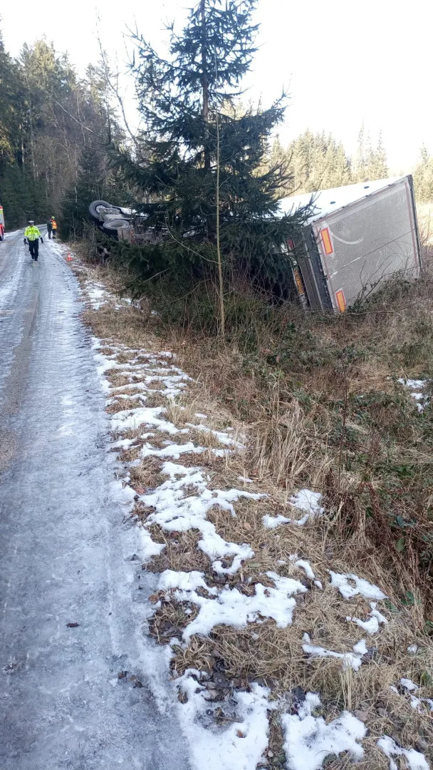 U Starého Města pod Landštejnem se převrátil kamion, řidič zůstal ve voze zaklíněn
