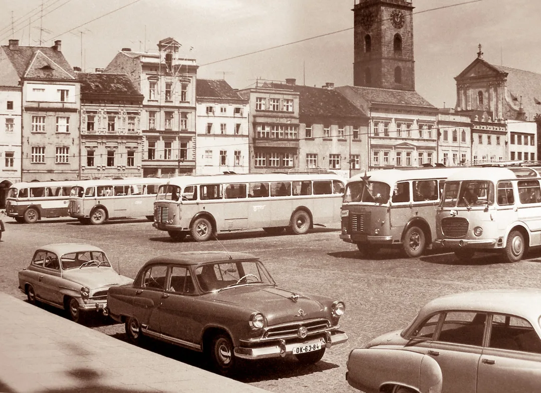 DRBNA HISTORIČKA: V 60. letech bývalo budějovické náměstí plné autobusů