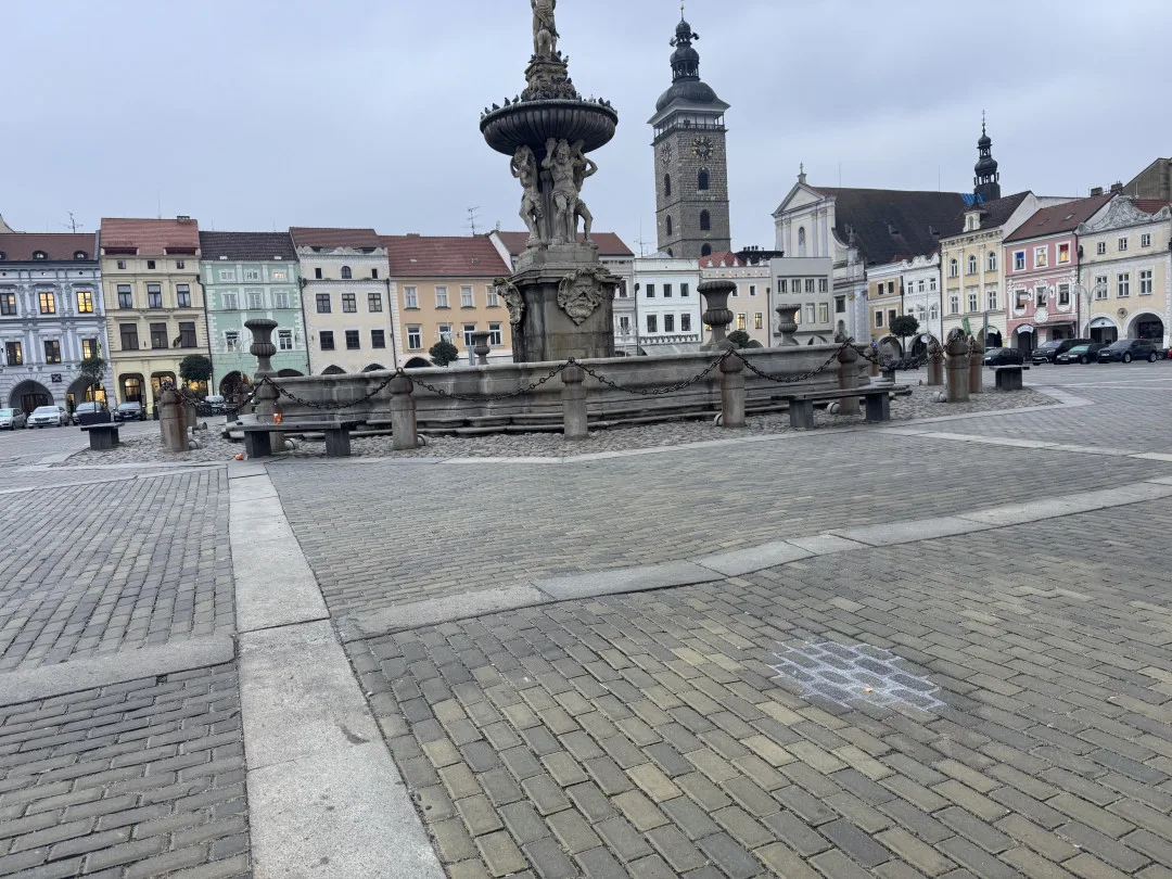 Dlažba na náměstí je opět zvlněná. Zda za to může kluziště není jasné