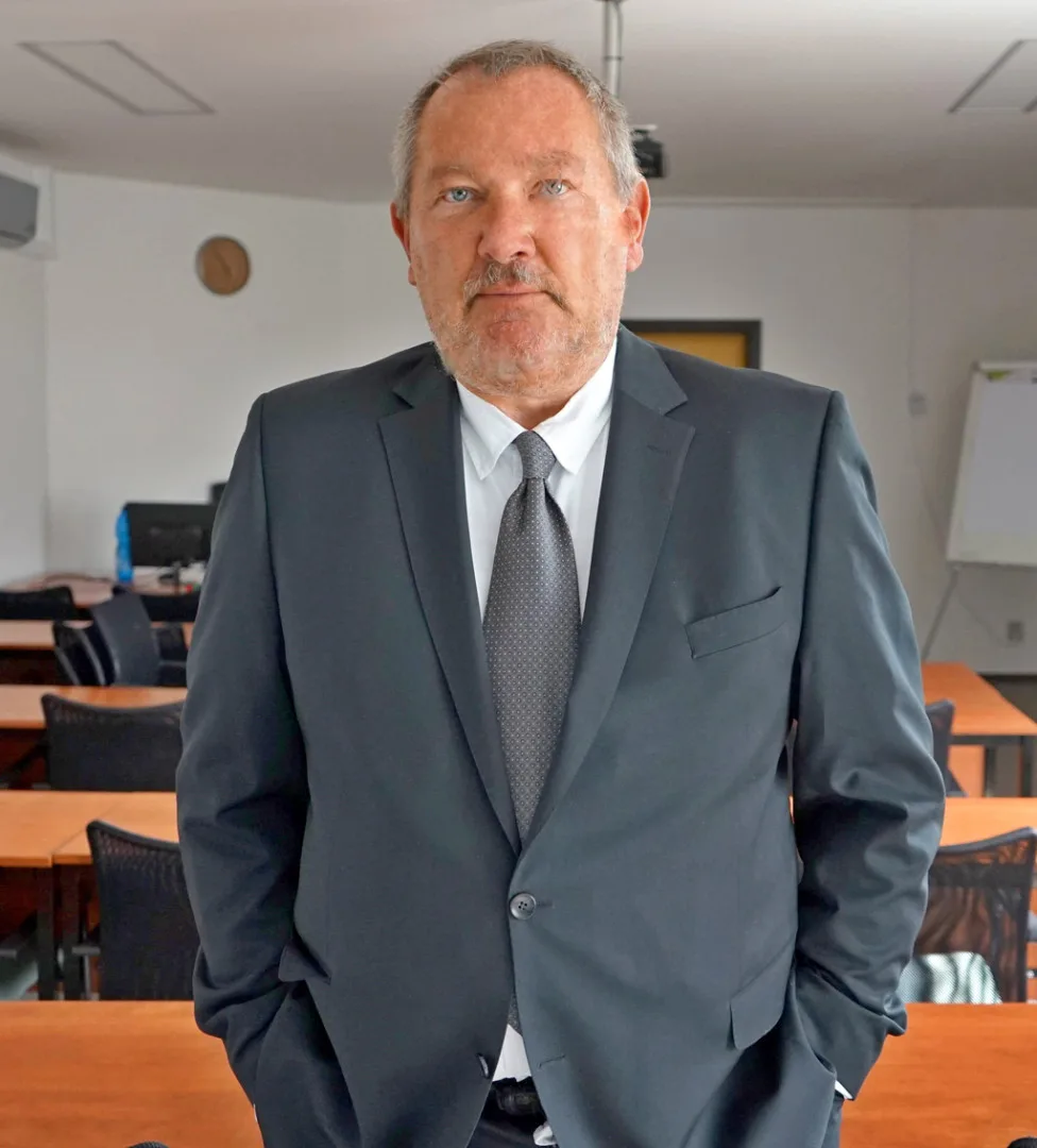 Jak zvládat obtížné situace na pracovištích? Řešení nabídnou webináře VŠTE s docentem Janem Urbanem