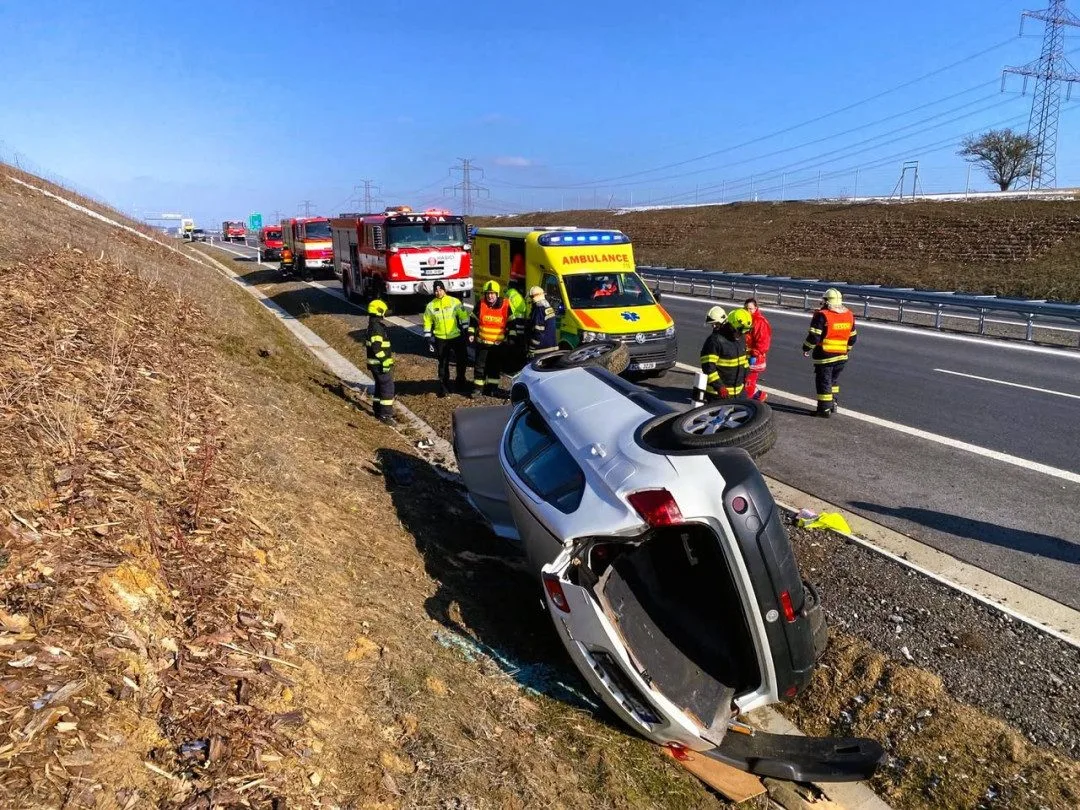První nehoda na nově otevřené dálnici D4. Osobnímu autu nejspíš praskla pneumatika