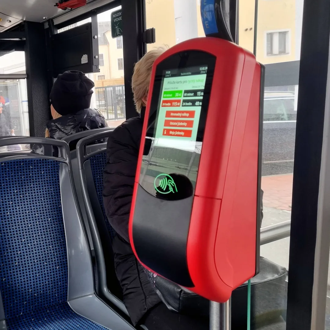 Tištěných jízdenek ubývá. Budějovické MHD bude mít více možností nákupu virtuálních jízdenek