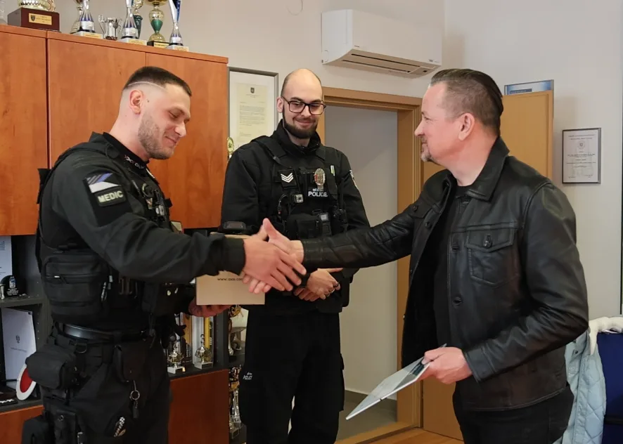 Budějovičtí strážníci slaví úspěch. Video z jejich zásahu proti ozbrojenému muži vyhrálo celostátní soutěž