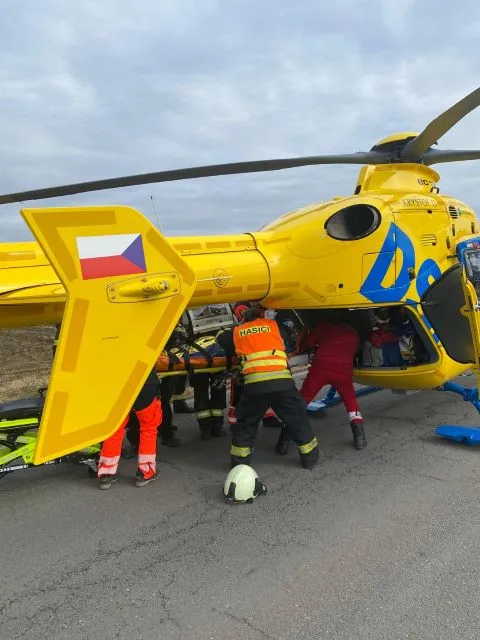 Vážná dopravní nehoda u Bechyně. Senior z neznámých důvodů vyjel z vozovky a narazil do betonového mostku