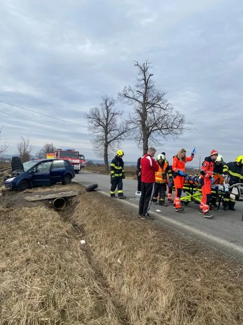 Vážná dopravní nehoda u Bechyně. Senior z neznámých důvodů vyjel z vozovky a narazil do betonového mostku