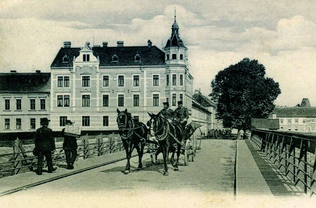 Dlouhý most byl prvním železným mostem na území Českých Budějovic. Platilo se na něm mýtné
