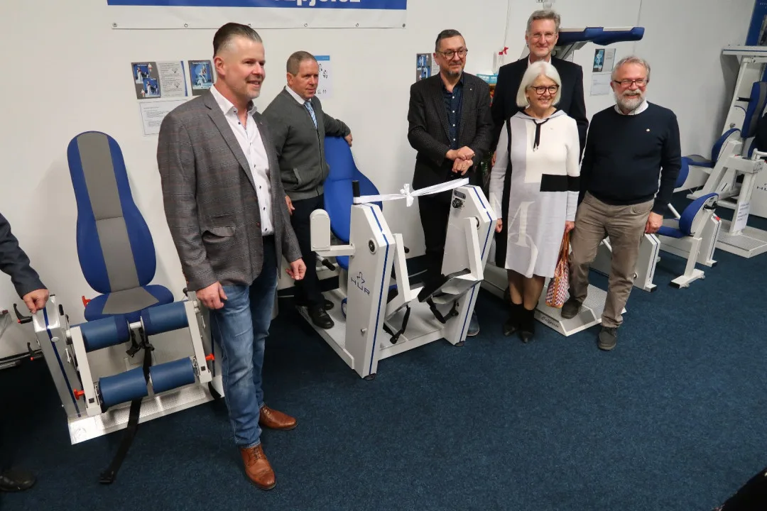 Rotary klub České Budějovice předal 1. Centru zdravotně postižených Jižních Čech cvičební stroj.