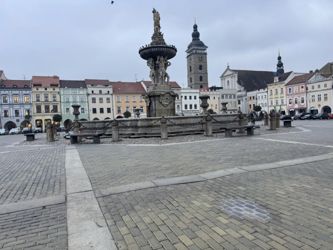 POLITICKÁ KORIDA:Jak vnímáte prohlubně na budějovickém náměstí a jejich možné spojení s adventním kluzištěm?