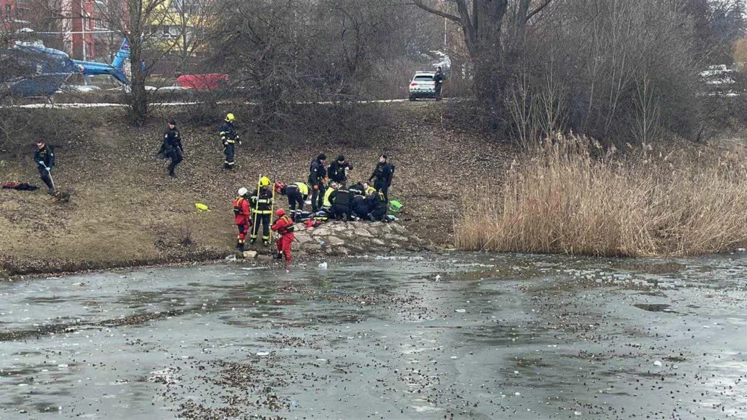 Tonoucí chlapce vytáhli z mrznoucí vody náhodní kolemjdoucí, jedním z nich byl táborský řidič záchranné služby
