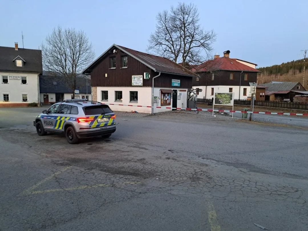 Exploze bankomatu otřásla obcí na Šumavě, policie hledá svědky
