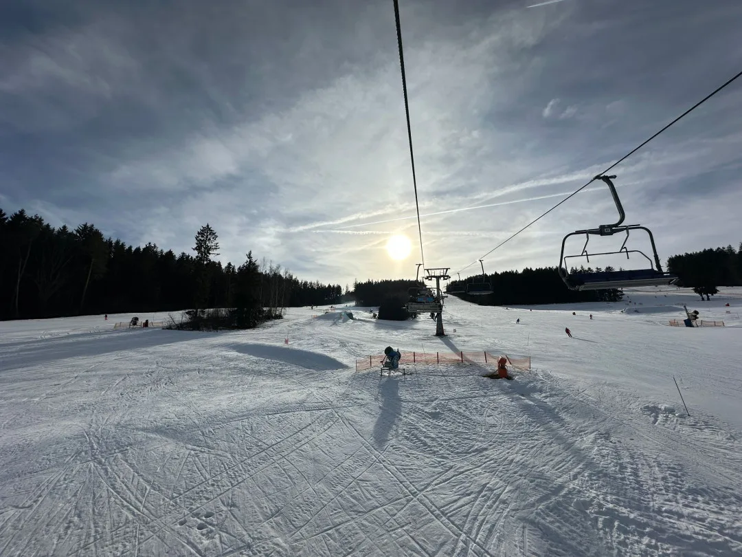 Lipenský skiareál dnes začal půjčovat kola, s lyžováním počítá ještě 14 dní