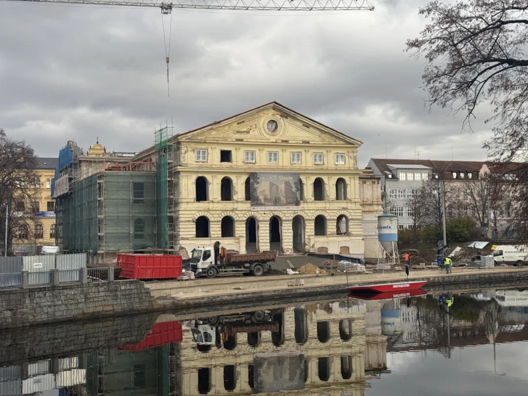 Navýšení nákladů a úplatky ve výši desítek milionů. Jak ovlivní motolská kauza výstavbu KD Slavie?