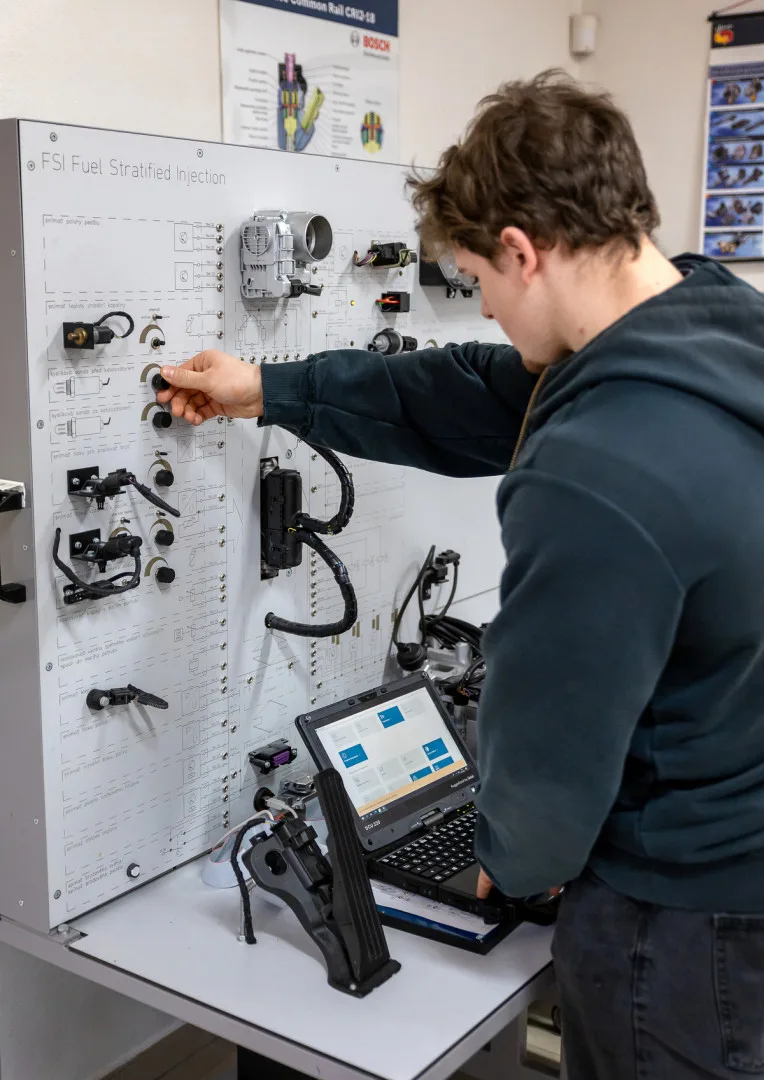Jak Střední škola automobilní a technická v Českých Budějovicích mění výuku pomocí moderních technologií