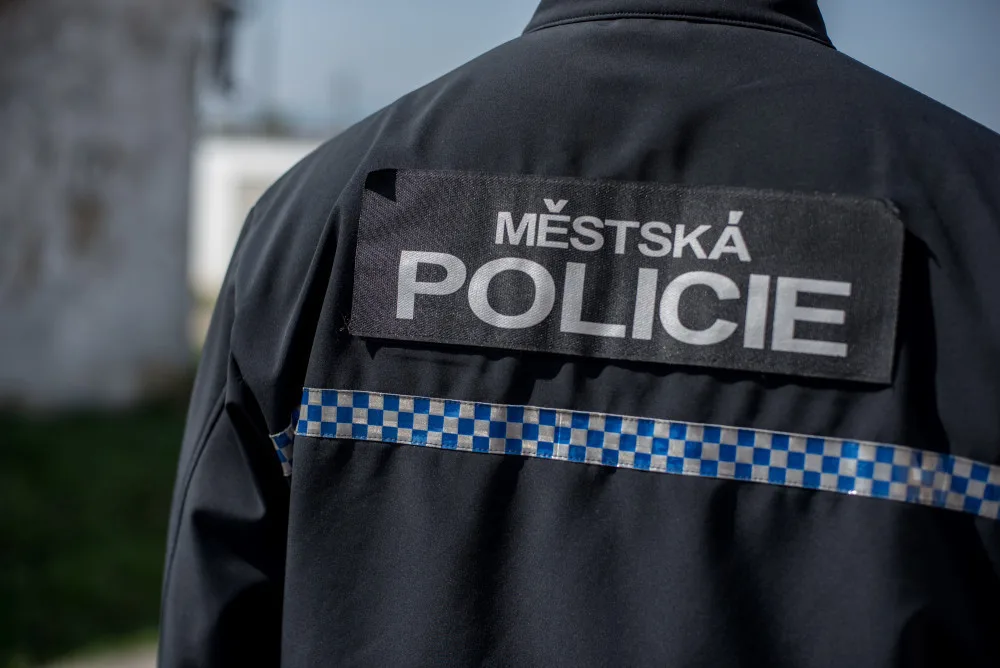 Z večírku domu nedorazil a usnul na ulici. Muž nadýchal přes 3,5 promile