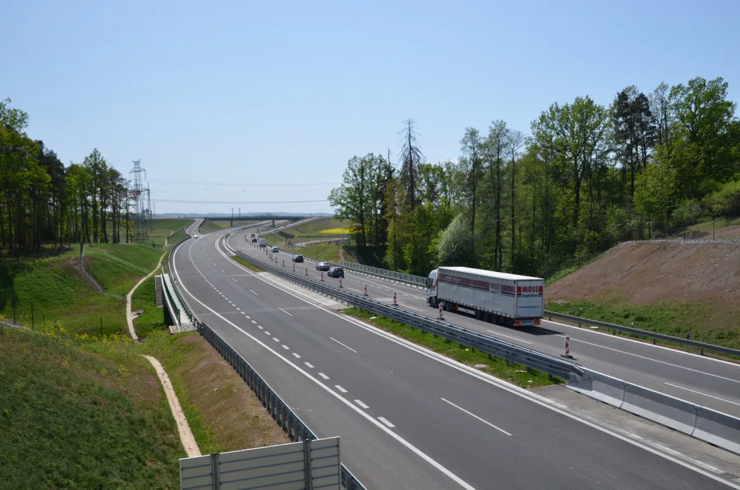 Silničáři na dálnici D3 v pondělí začnou instalovat vysokorychlostní váhy