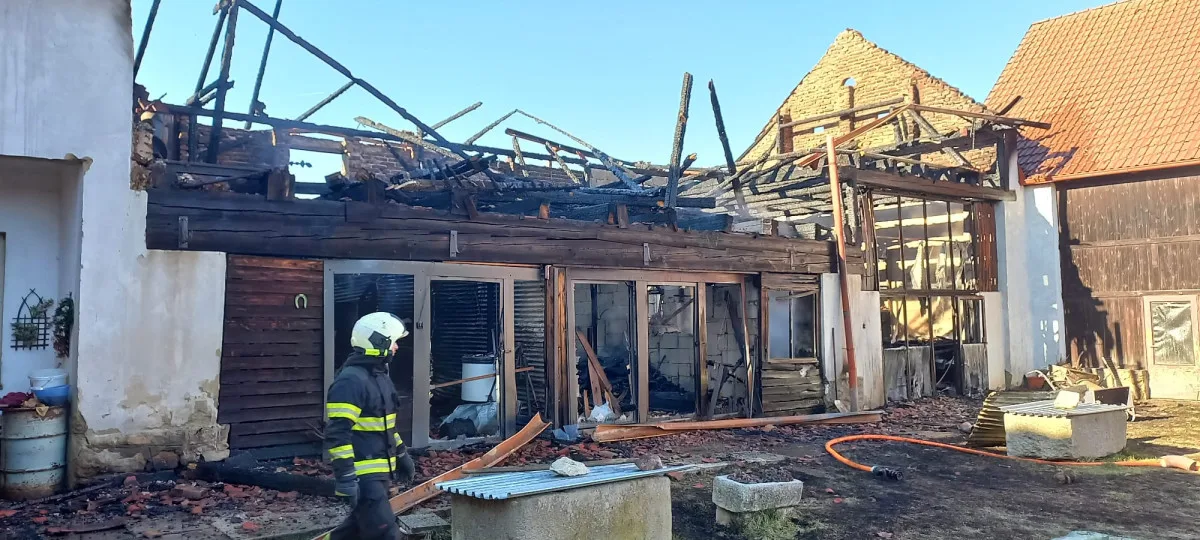 Hasiči likvidovali požár stodoly. Škoda je přes půl milionu korun