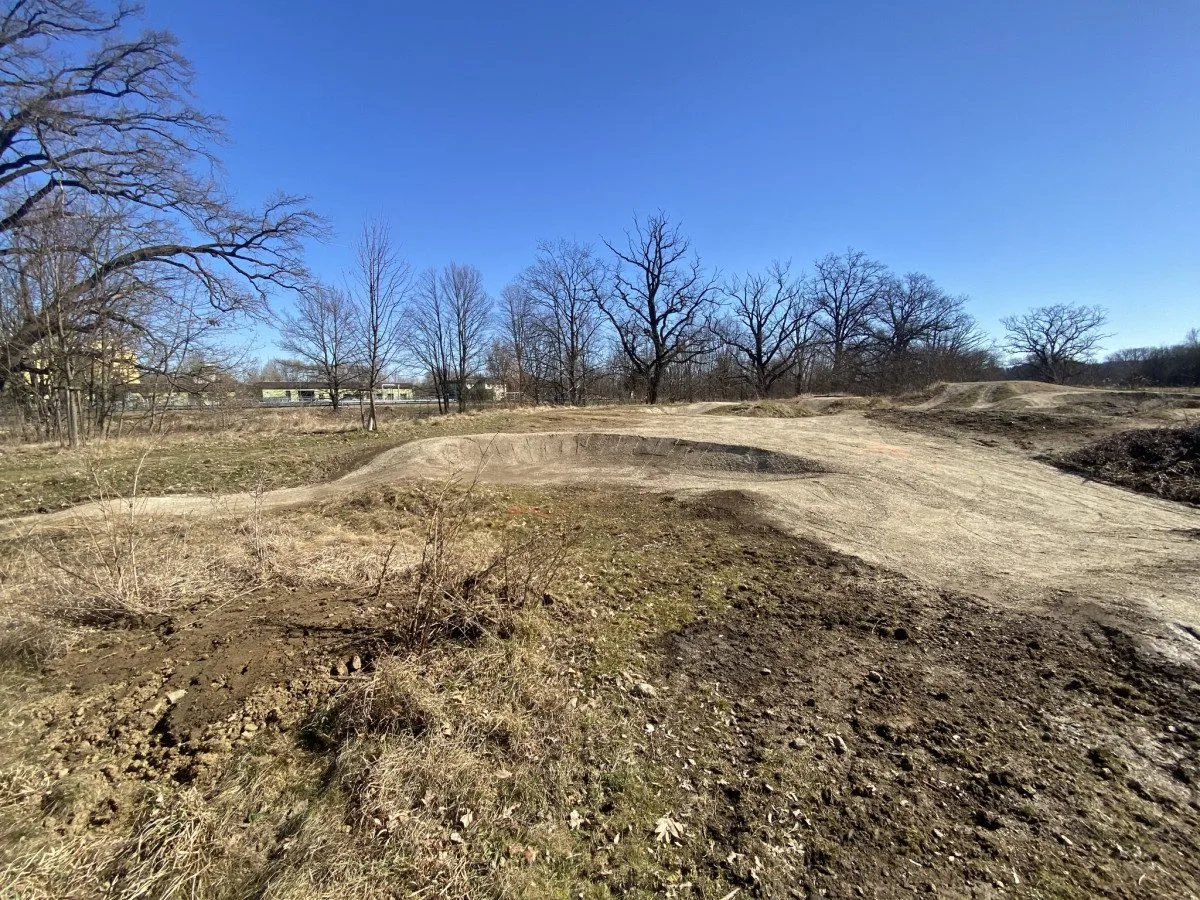 Pumptrack ve Strakonicích je kvůli jarní úpravě dočasně uzavřený, hlídají ho kamery
