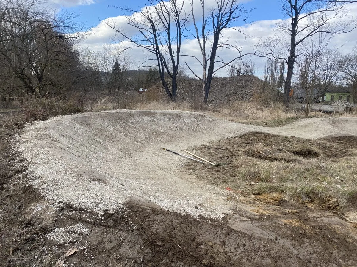 Pumptrack ve Strakonicích je kvůli jarní úpravě dočasně uzavřený, hlídají ho kamery