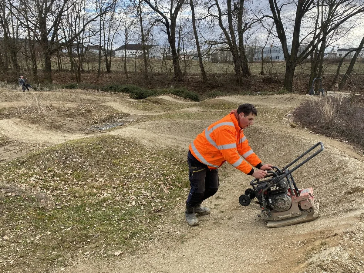 Pumptrack ve Strakonicích je kvůli jarní úpravě dočasně uzavřený, hlídají ho kamery