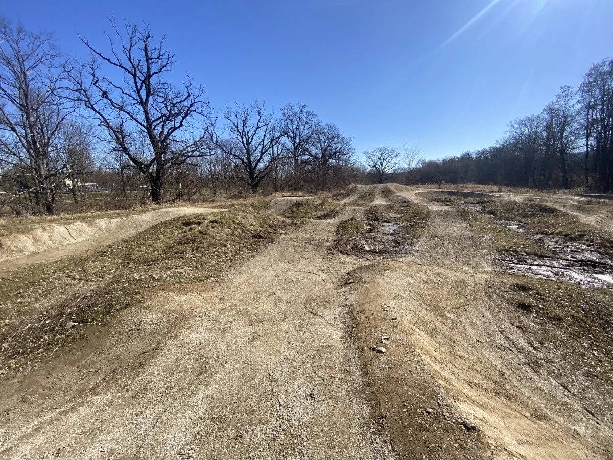 Pumptrack ve Strakonicích je kvůli jarní úpravě dočasně uzavřený, hlídají ho kamery