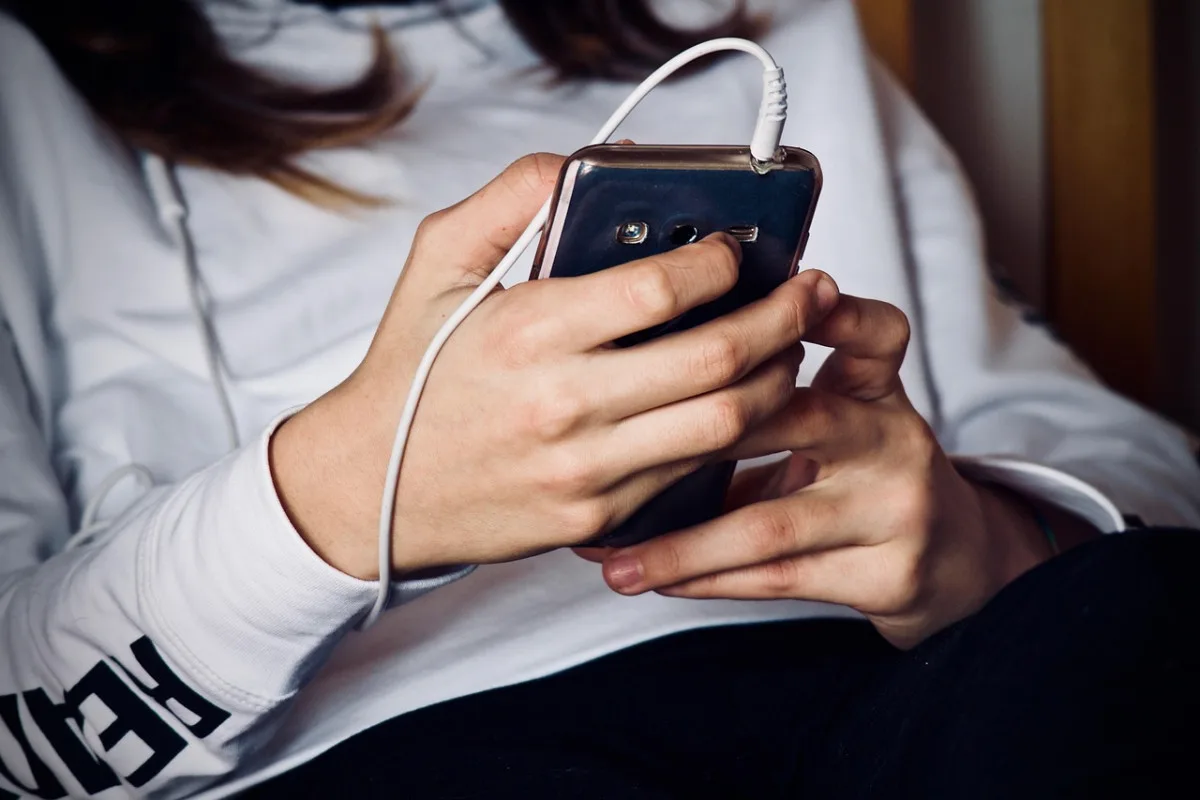 Mobilní telefon ve škole by zakázalo 73 procent učitelů českých základních škol, ukázal průzkum