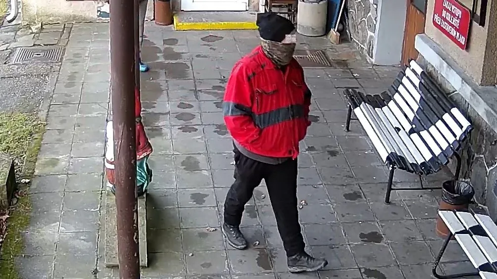 Zloděj se vloupal do nádražní budovy. Policie pátrá po dvojici na fotografiích