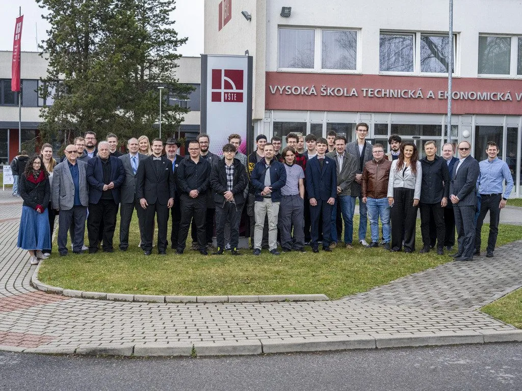 Mladí technici se utkali na půdě VŠTE: Technická soutěž přilákala talenty z Čech i Slovenska