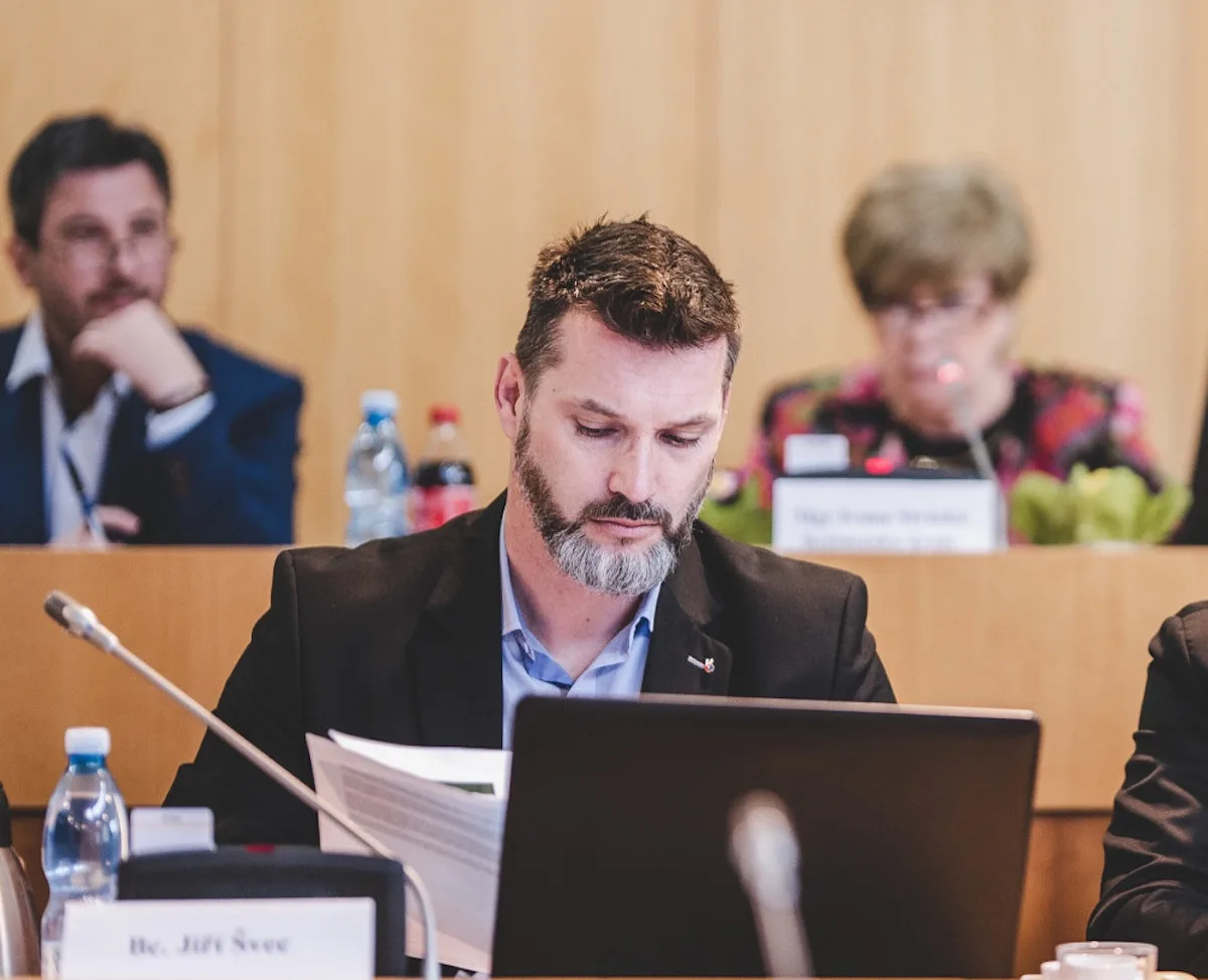 Zastupitelé v Lišově odvolali starostu. Nahradil ho kolega za strany