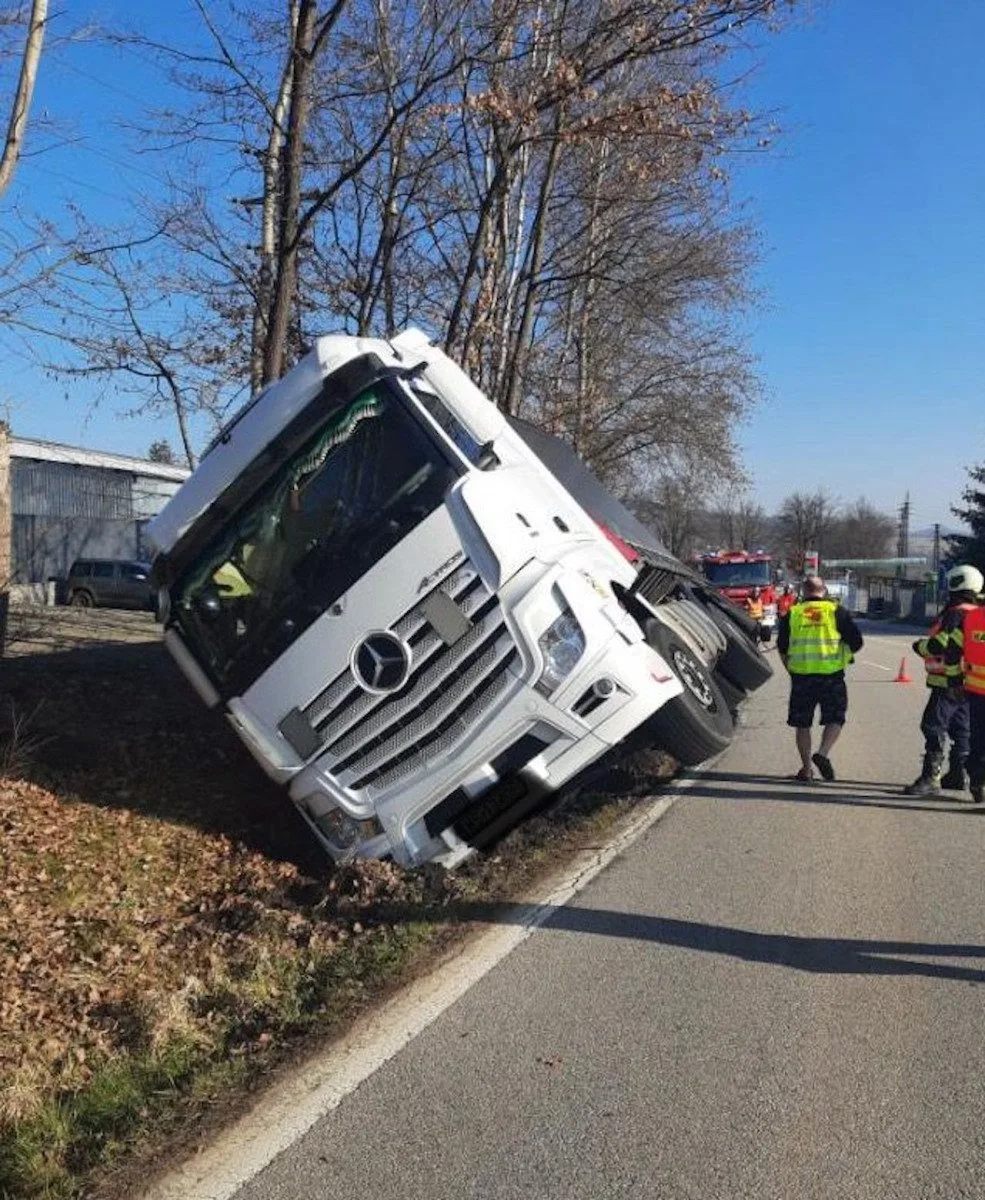 U Prachatic havaroval kamion, překládání nákladu blokuje dopravu