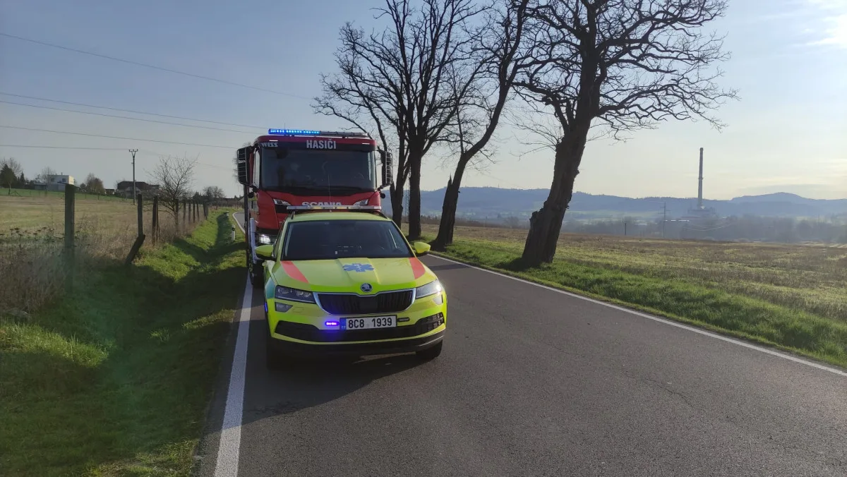 Nedaleko Písku se střetla dodávka s osobákem. Záchranáři ošetřili dvě osoby, na místě zasahoval i vrtulník