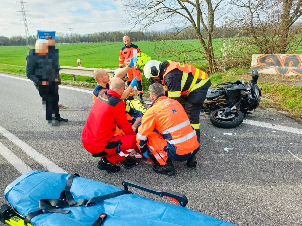 U Malovic se srazil motorkář s osobním automobilem, do nemocnice ho transportoval vrtulník