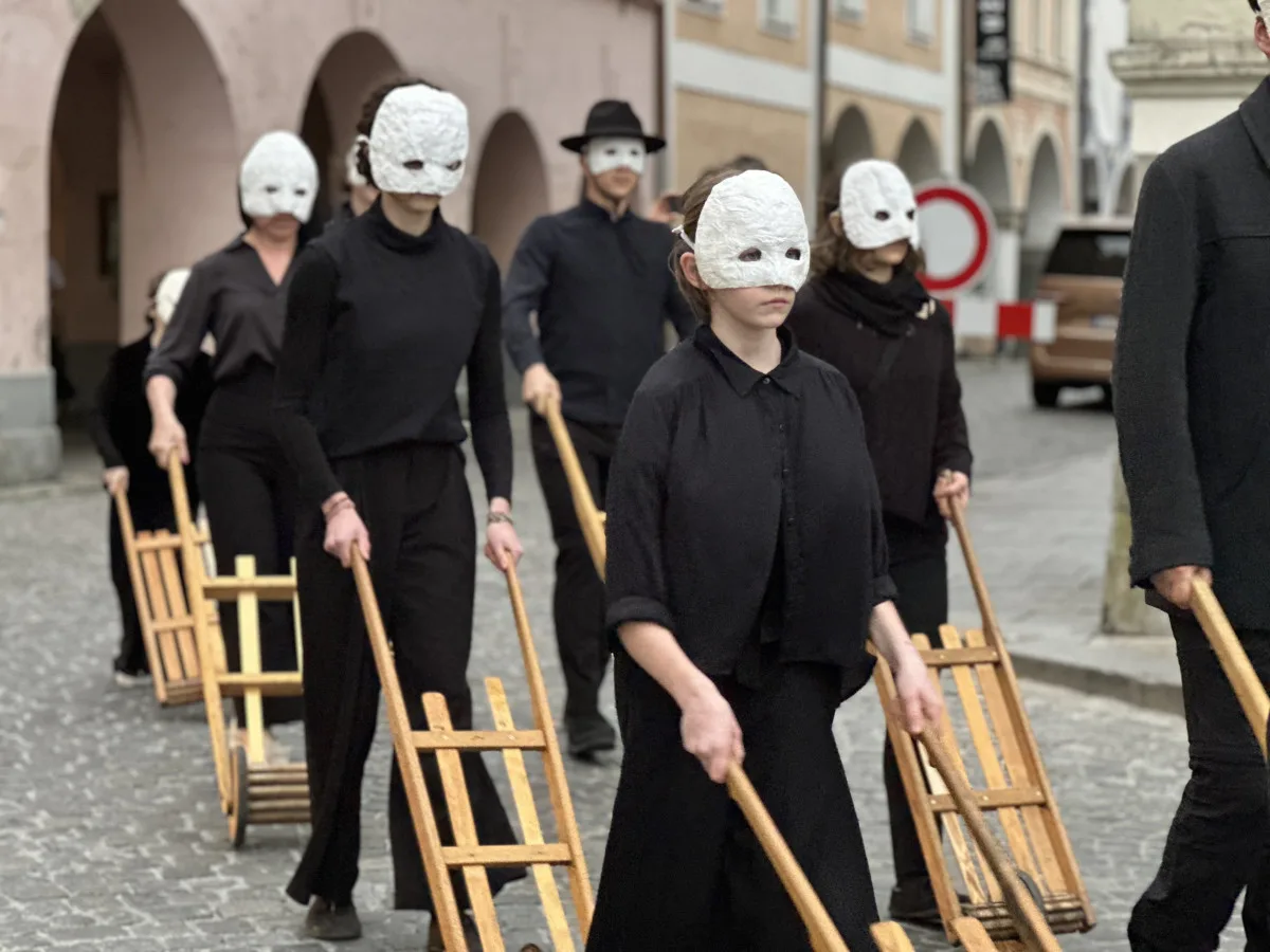 Velikonoční hrkání je po roční pauze opět zpět. První letošní průvod přišly podpořit desítky lidí