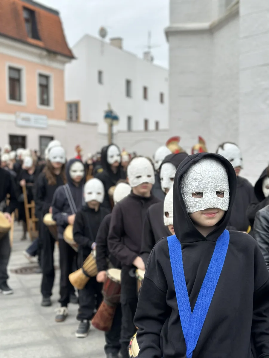 Velikonoční hrkání je po roční pauze opět zpět. První letošní průvod přišly podpořit desítky lidí