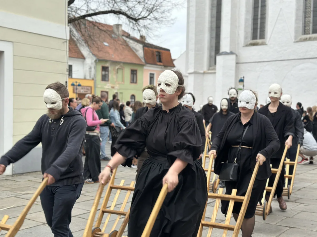 Velikonoční hrkání je po roční pauze opět zpět. První letošní průvod přišly podpořit desítky lidí