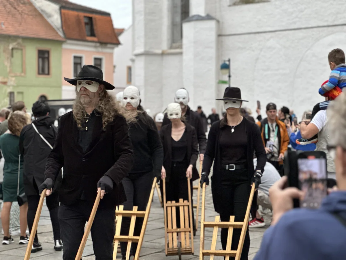 Velikonoční hrkání je po roční pauze opět zpět. První letošní průvod přišly podpořit desítky lidí