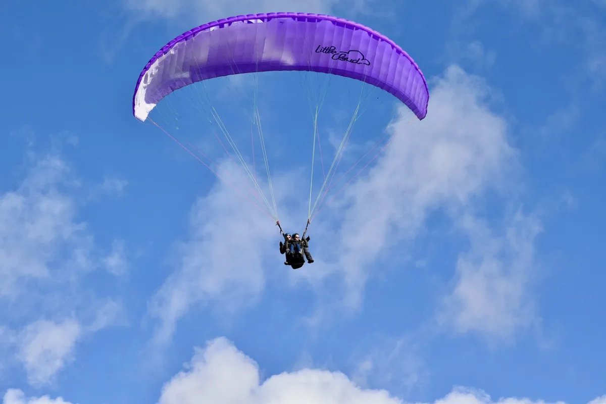 Paraglidista nezvládl start a vážně si poranil hlavu