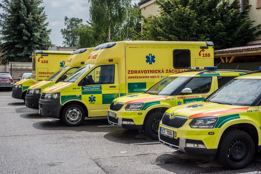 U Temelína se srazilo auto s motorkou. Řidiče letecky transportovali do nemocnice