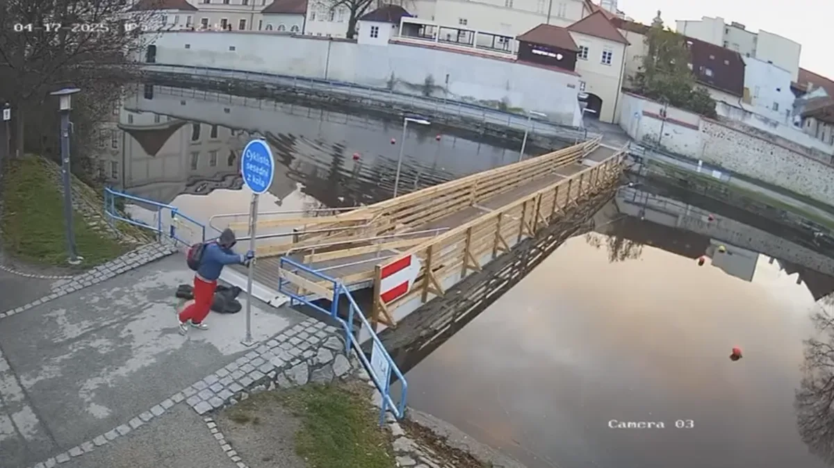 Dopravní značky vyvrátil ze země a hodil do řeky. Vandala ale natáčela městská kamera