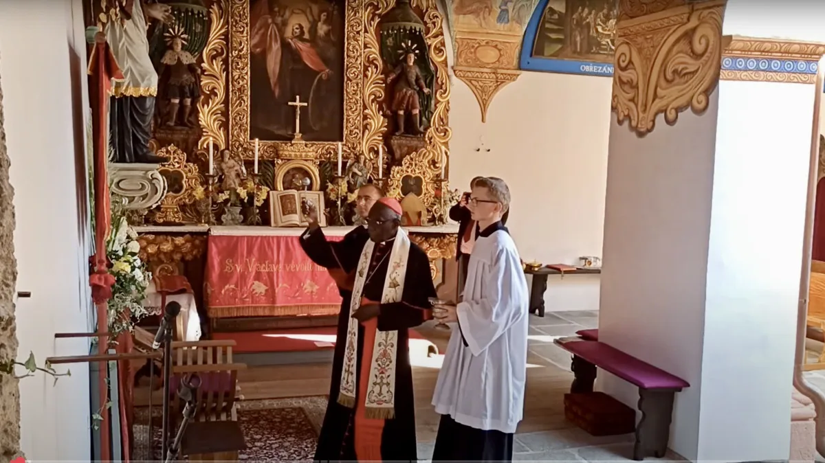 Robert Sarah, horký kandidát na nového papeže, který sloužil mši v Římově