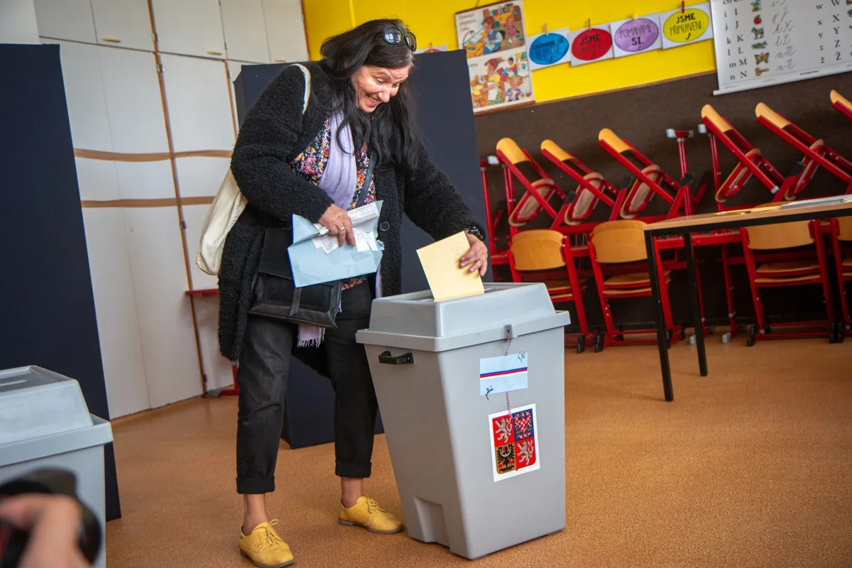PRŮZKUM: ANO i přes ztrátu stále vede. Do Sněmovny by prošlo sedm subjektů