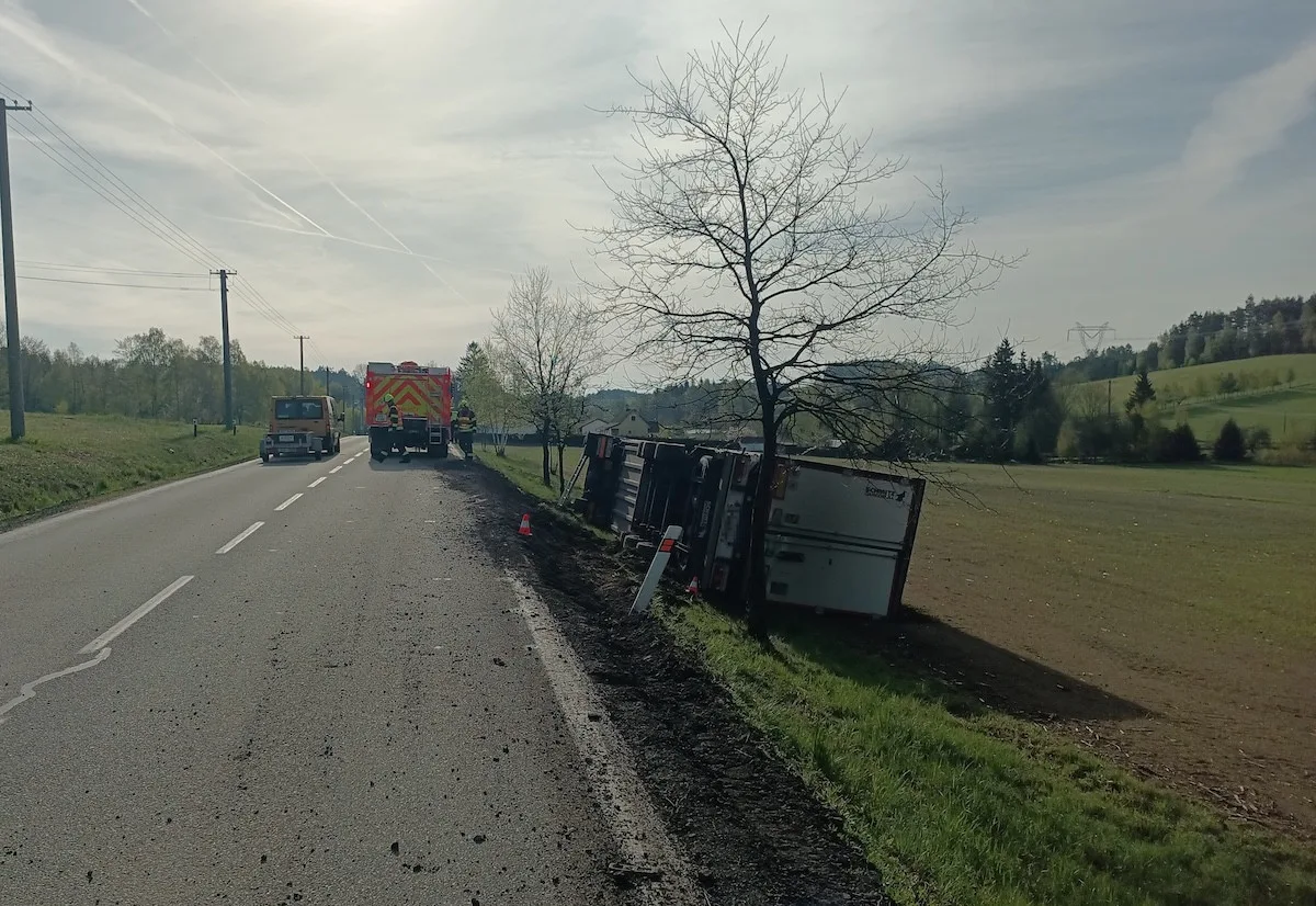 Dopravní nehoda u Kunžaku. Řidič kamionu utrpěl vážná zranění