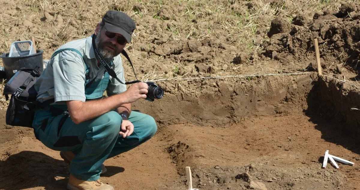 Od pravěku po totalitu. Archeolog Ondřej Chvojka popisuje tajemství ukrytá v zemi