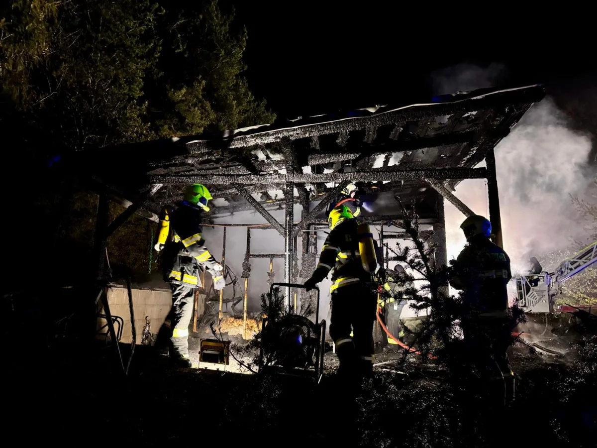 Požár garáže způsobila závada na sekačce. Škoda je skoro milion korun